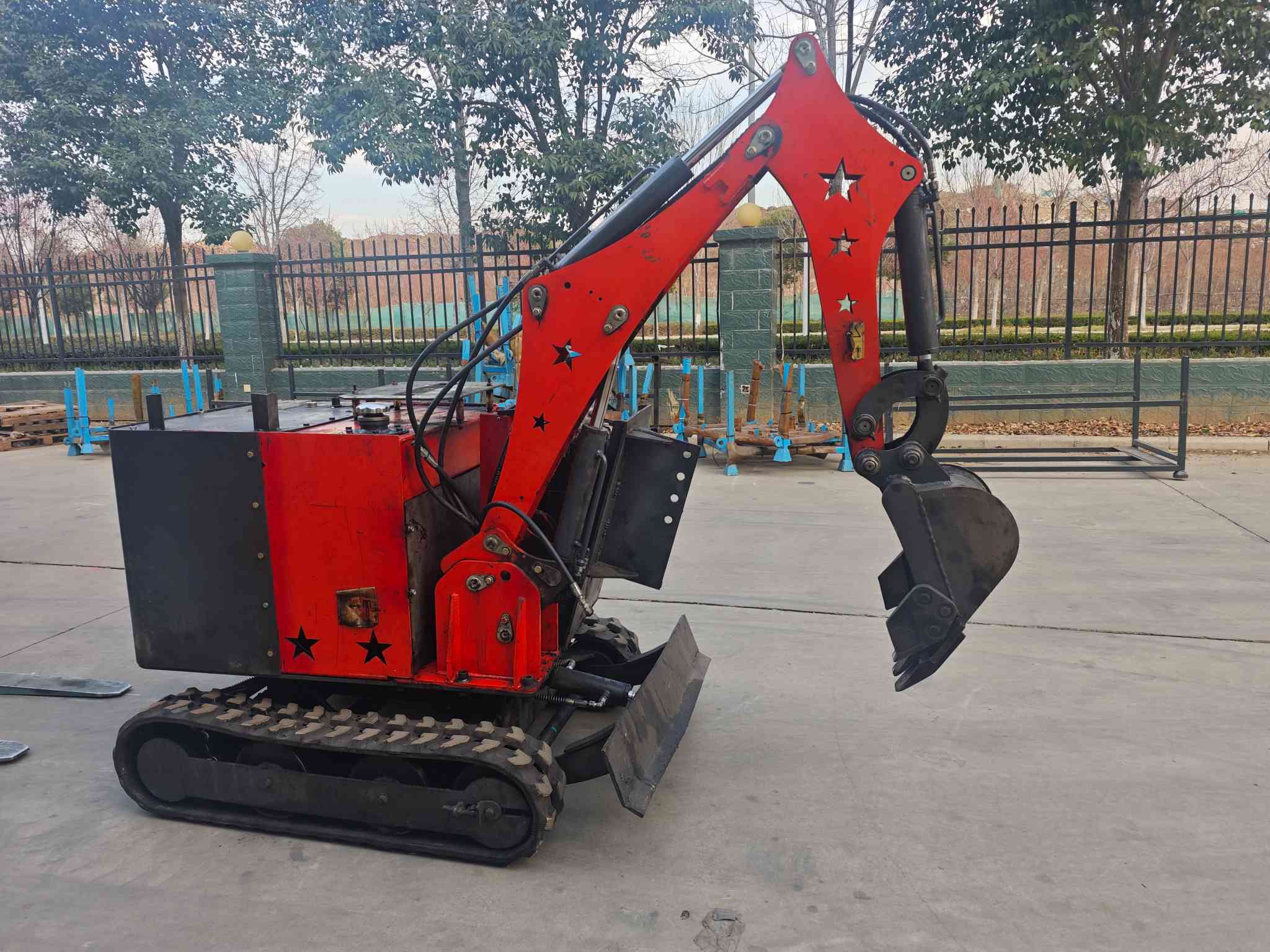 حفارة صغيرة تعمل بالتحكم عن بعد سعة 0.8 طن حفارة صغيرة تعمل بالتحكم عن بعد سعة 0.8 طن