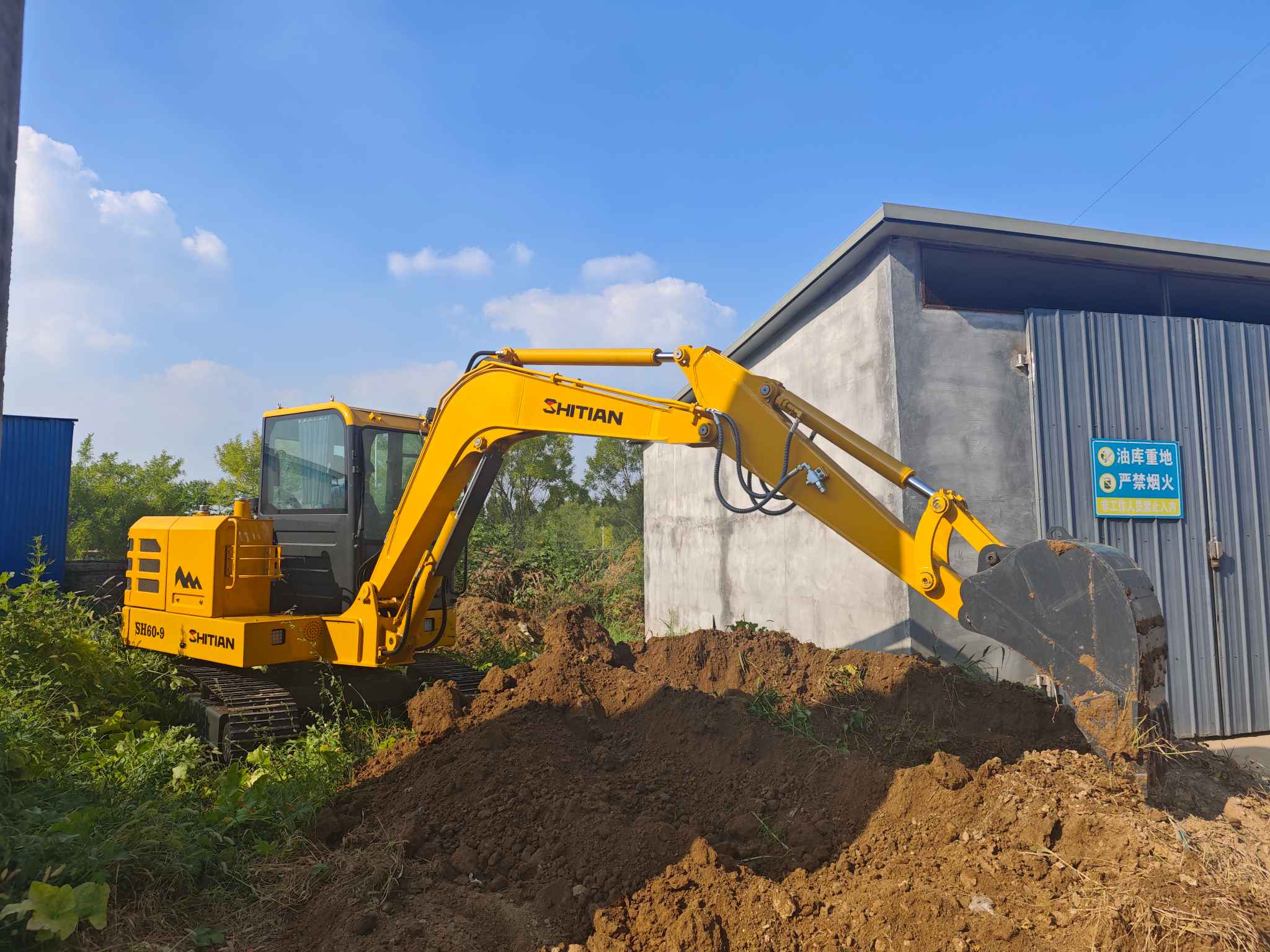 حفارة صغيرة سعة 6 أطنان حفارة صغيرة سعة 6 أطنان